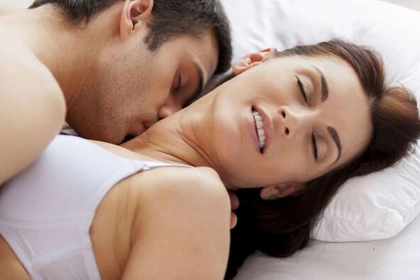 Uomo e donna eccitati a letto