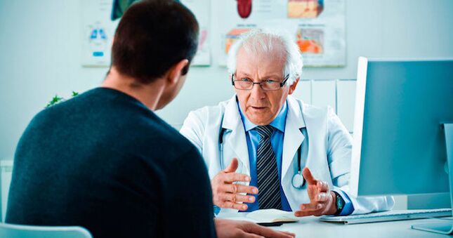 Un medico consiglia un uomo sui farmaci che aumentano la potenza