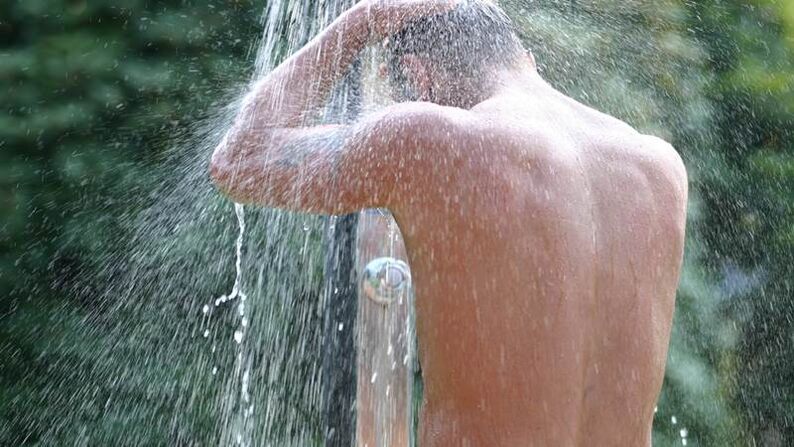 Una doccia di contrasto aiuterà a rallegrare un uomo e ad aumentare la potenza
