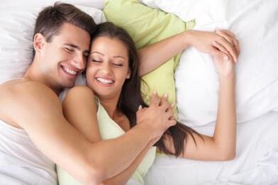 Guy e ragazze felici a letto